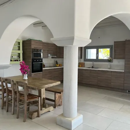 Unique Beachfront Villa, 5 Bedrooms, Swimming Pool & Jacuzzi *