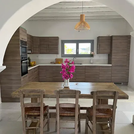 Dom wakacyjny Unique Beachfront Villa, 5 Bedrooms, Swimming Pool & Jacuzzi