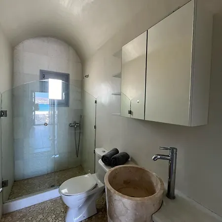 Dom wakacyjny Unique Beachfront Villa, 5 Bedrooms, Swimming Pool & Jacuzzi *