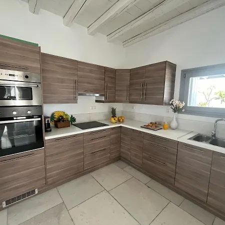 Unique Beachfront Villa, 5 Bedrooms, Swimming Pool & Jacuzzi *