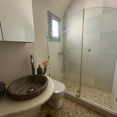 Unique Beachfront Villa, 5 Bedrooms, Swimming Pool & Jacuzzi Dom wakacyjny *