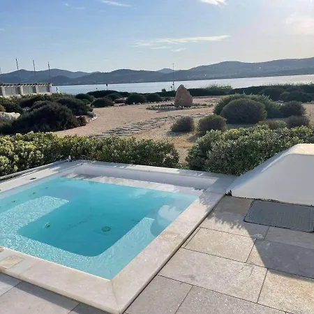 Unique Beachfront Villa, 5 Bedrooms, Swimming Pool & Jacuzzi Dom wakacyjny